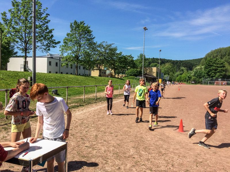 Lebenslauf 17.05.2017 – SchülerInnen der Klassen 6 liefen bei heißem Wetter für Spendengelder